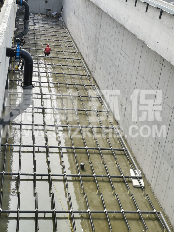 遼寧鞍山污水廠管式曝氣器安裝現(xiàn)場