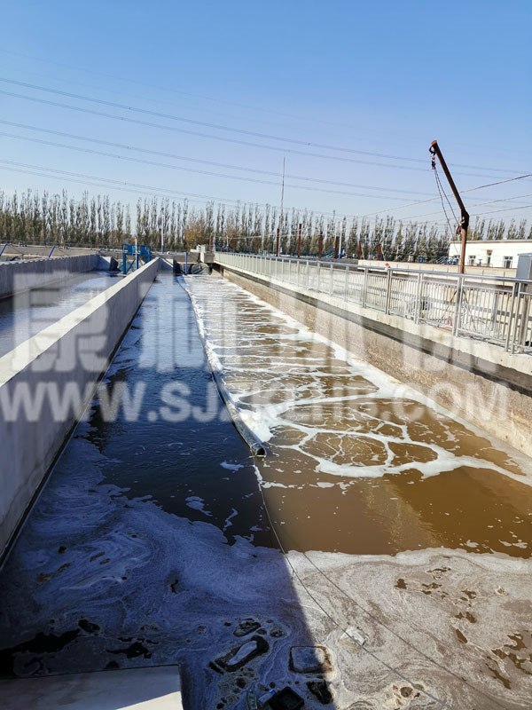 內(nèi)蒙污水處理廠懸掛鏈曝氣器安裝現(xiàn)場(chǎng) 內(nèi)蒙污水處理廠懸掛鏈曝氣器安裝現(xiàn)場(chǎng)