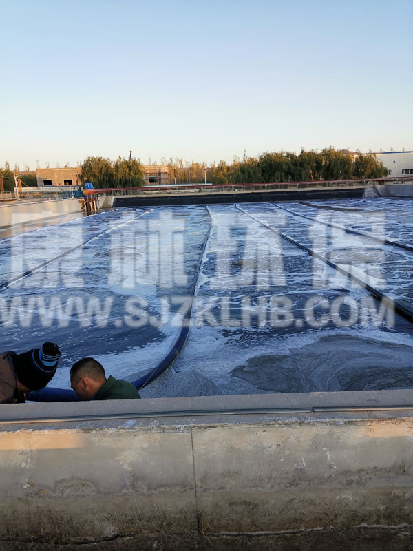 內(nèi)蒙污水處理廠懸掛鏈曝氣器安裝現(xiàn)場(chǎng) 內(nèi)蒙污水處理廠懸掛鏈曝氣器安裝現(xiàn)場(chǎng)