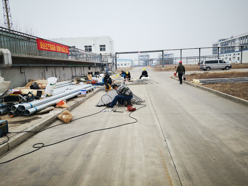 邢臺(tái)寧晉化工廠曝氣器現(xiàn)場(chǎng)組裝--曝氣器工程案例